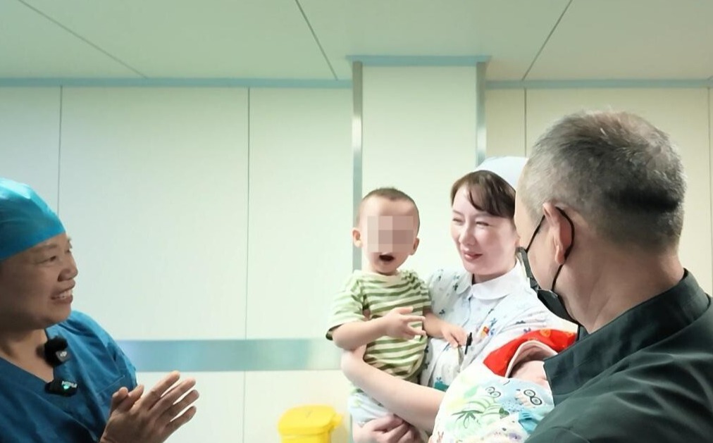 Cách đây 2 năm, bà Zhang sinh con trai ở tuổi 58, nay bé lên 2 tuổi, vui mừng khi có thêm em.