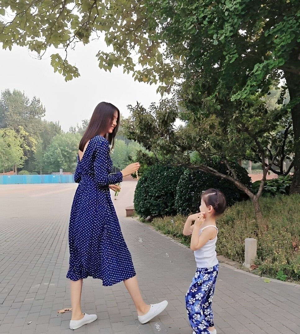 Mỹ nhân cao 1m82 có đôi chân dài 1m22, từ chối đại gia lấy chàng trai bình thường, sinh 2 con vẫn như gái son - 11