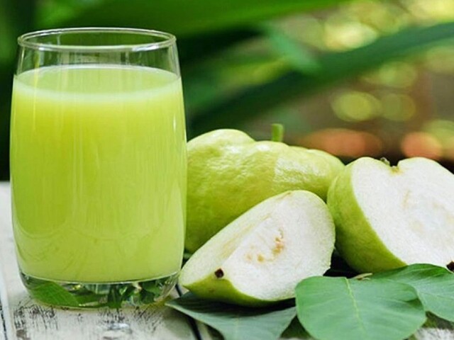 Ổi là loại quả quen thuộc nhưng chứa lượng vitamin C đáng chú ý, đồng thời cung cấp chất xơ và nhiều dưỡng chất có lợi. Ăn ổi tươi thường xuyên giúp thực đơn thêm phong phú, hỗ trợ chăm sóc sức khỏe và làn da.