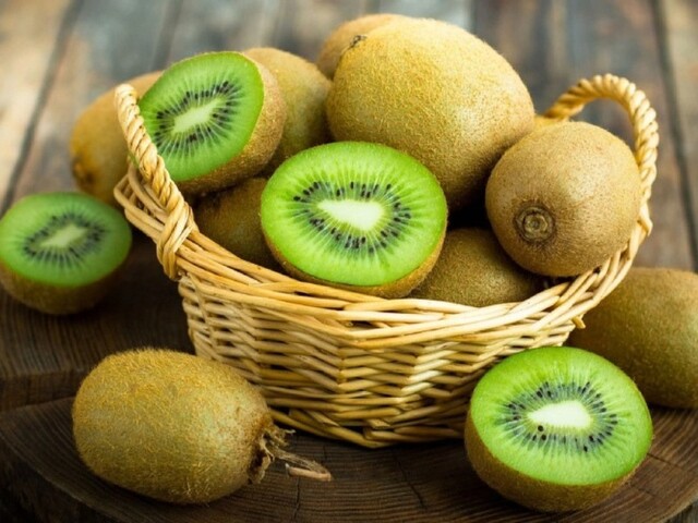 Kiwi tuy nhỏ nhưng giàu vitamin C, chất xơ cùng các hợp chất chống oxy hóa. Loại quả có vị chua ngọt này giúp bổ sung dưỡng chất cần thiết cho cơ thể, đồng thời là lựa chọn thú vị trong thực đơn chăm sóc da hằng ngày.