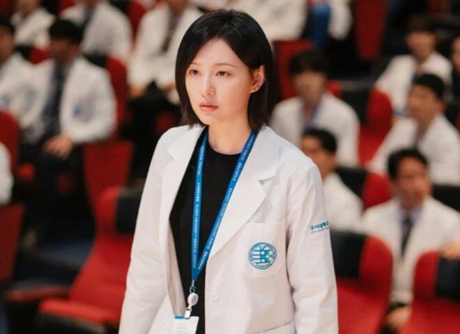 Ngay ngày đầu nhận việc, Su Jeong đã thẳng thừng phản đối phương pháp mổ mở của viện trưởng trong buổi hội chẩn.