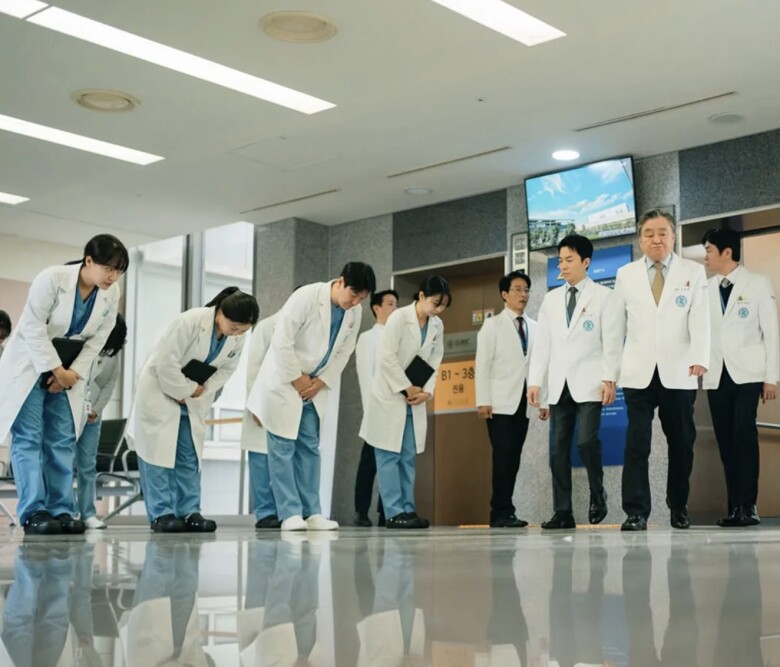 Việc xây dựng tuyến phản diện một màu, chỉ tham tiền và yếu kém khiến các cuộc đấu trí mất đi sự cân bằng.