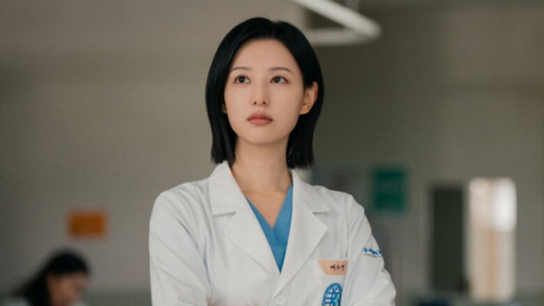 Kim Ji Won không cần phải gồng để trông thật “ngầu”.
