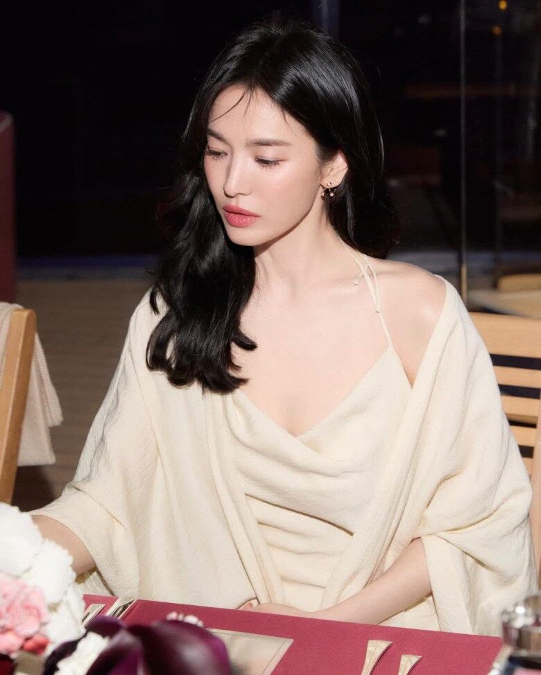  30 năm trôi qua, Song Hye Kyo vẫn là cái tên tiêu biểu của màn ảnh Hàn Quốc, đồng thời khiến công chúng ngưỡng mộ bởi vẻ đẹp trẻ trung và phong thái ngày càng cuốn hút.