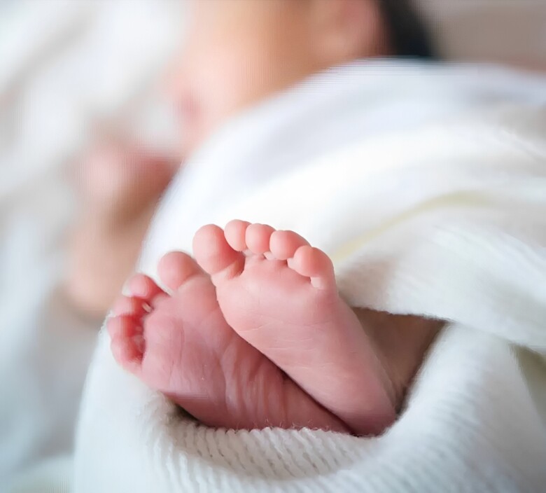 Sản phụ sinh con thuận lợi, em bé là món quà vô giá của gia đình - Ảnh minh hoạ.