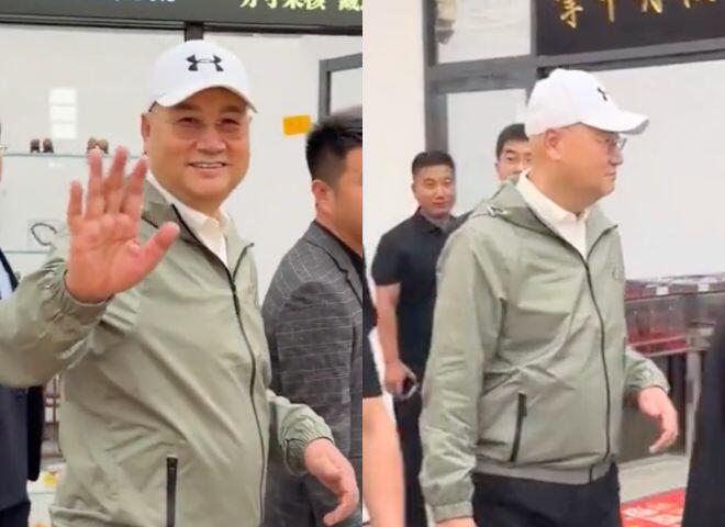 Trì Trọng Thuỵ niềm nở chào người hâm mộ nhưng để lộ tay trái co gập.