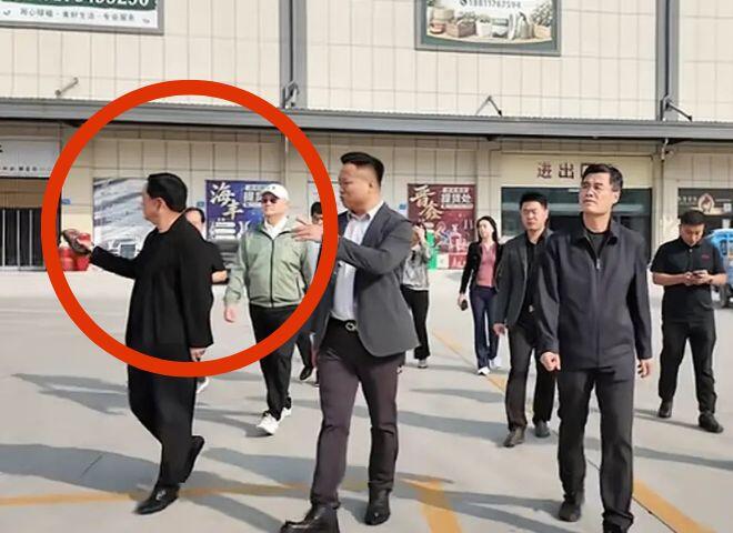 Triệu Dũng (áo đen, ngoài cùng bên trái) đồng hành sát sao bên cạnh cha dượng.