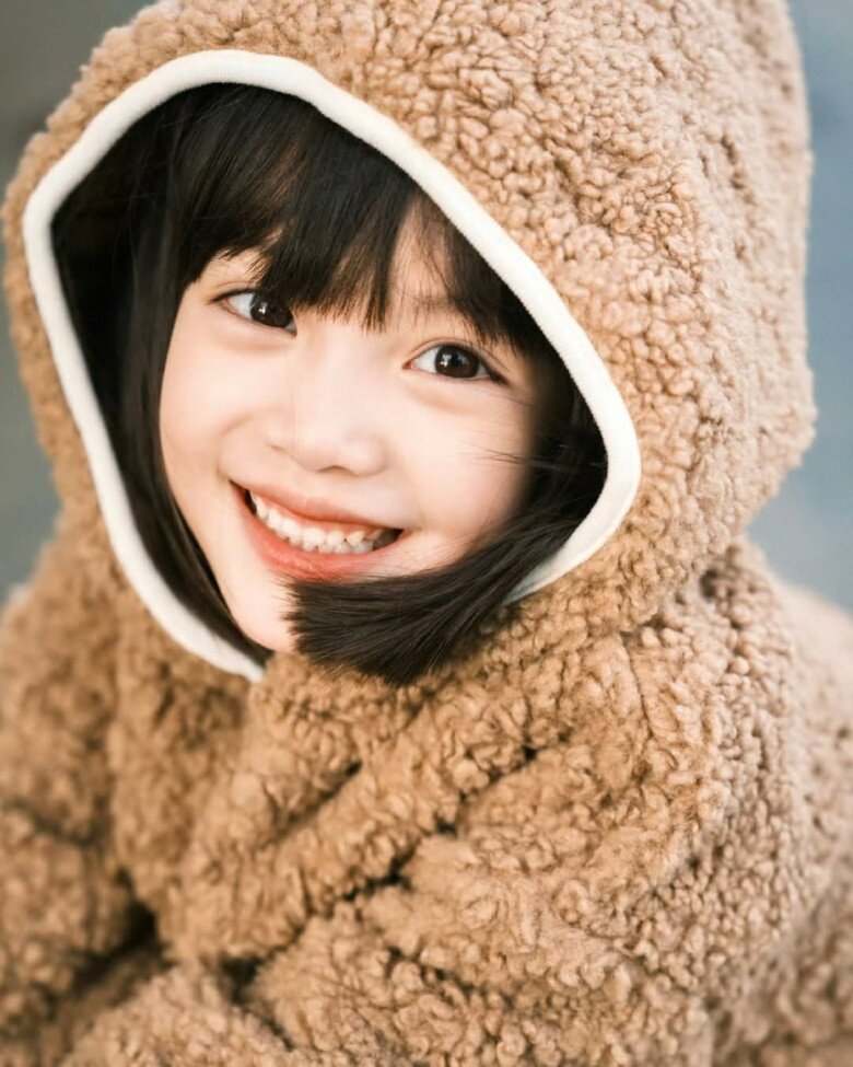 Khi mới 3 tuổi, cô bé bắt đầu thu hút sự chú ý trên mạng nhờ vẻ ngoài xinh như thiên thần.
