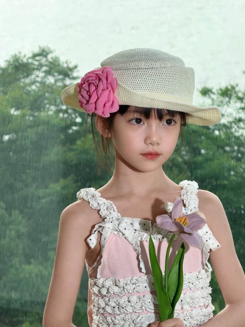Nhiều người thừa nhận họ biết tới Mộc Ngôn trước rồi mới biết tới cha của cô bé là nam diễn viên Từ Khả.