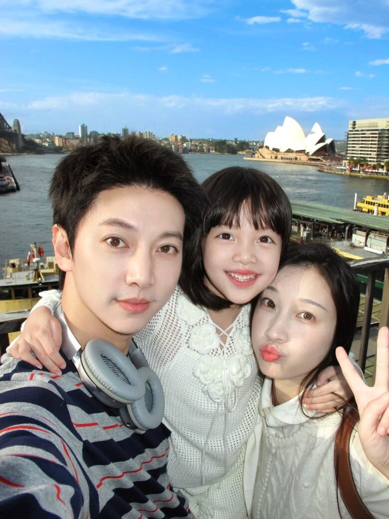 Kênh của Từ Mộc Ngôn còn tràn ngập hình ảnh những chuyến du lịch nước ngoài của gia đình ba người.
