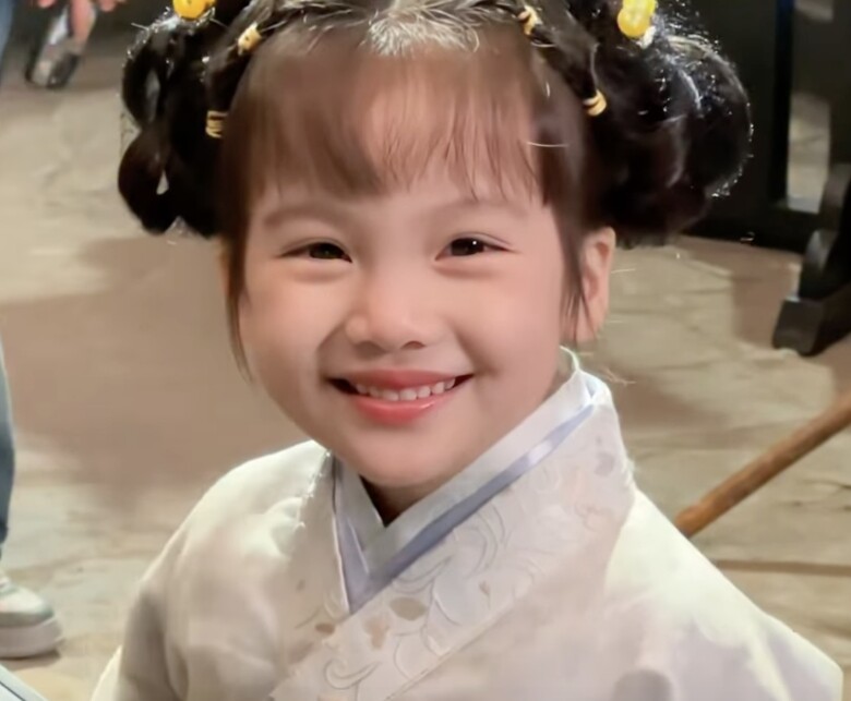 Với Khom Lưng, Mộc Ngôn tham gia dự án cổ trang đình đám này với vai Tiểu Kiều ngày bé.