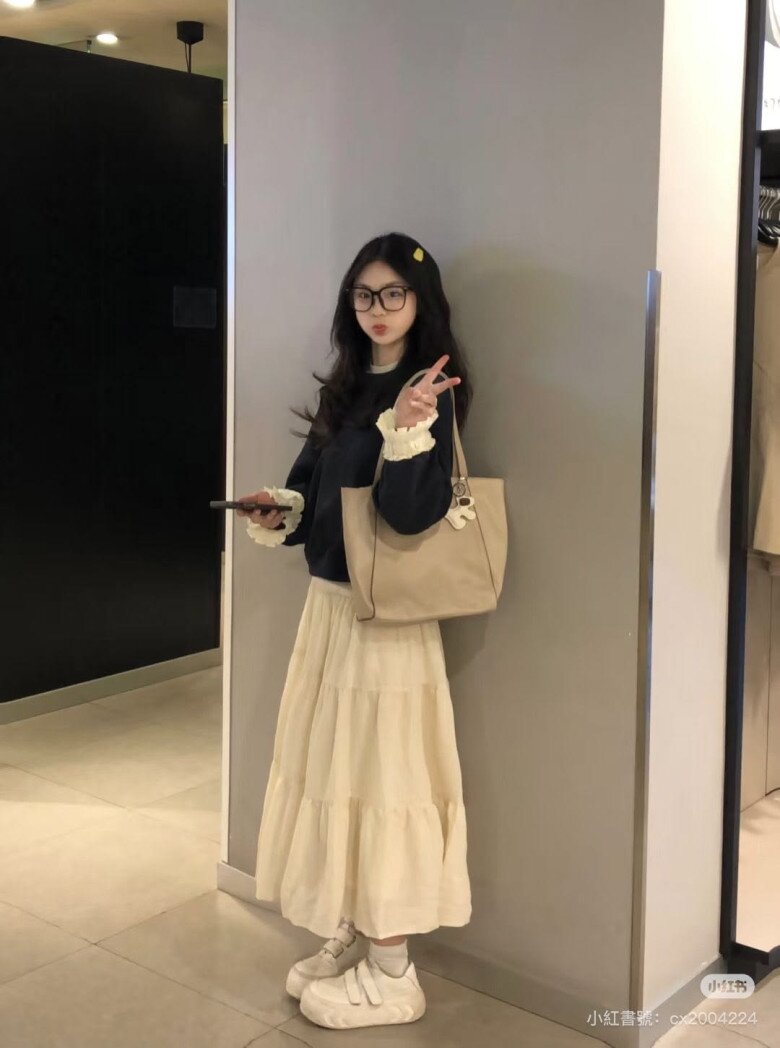 Khi phối đồ, áo len mỏng ôm vừa, cardigan ngắn hoặc sơ mi sơ vin sẽ giúp phần thân trên trông gọn hơn. Giày mũi nhọn, giày bệt khoét sâu mu bàn chân cũng là những gợi ý đáng thử nếu muốn tạo cảm giác đường chân thanh thoát.