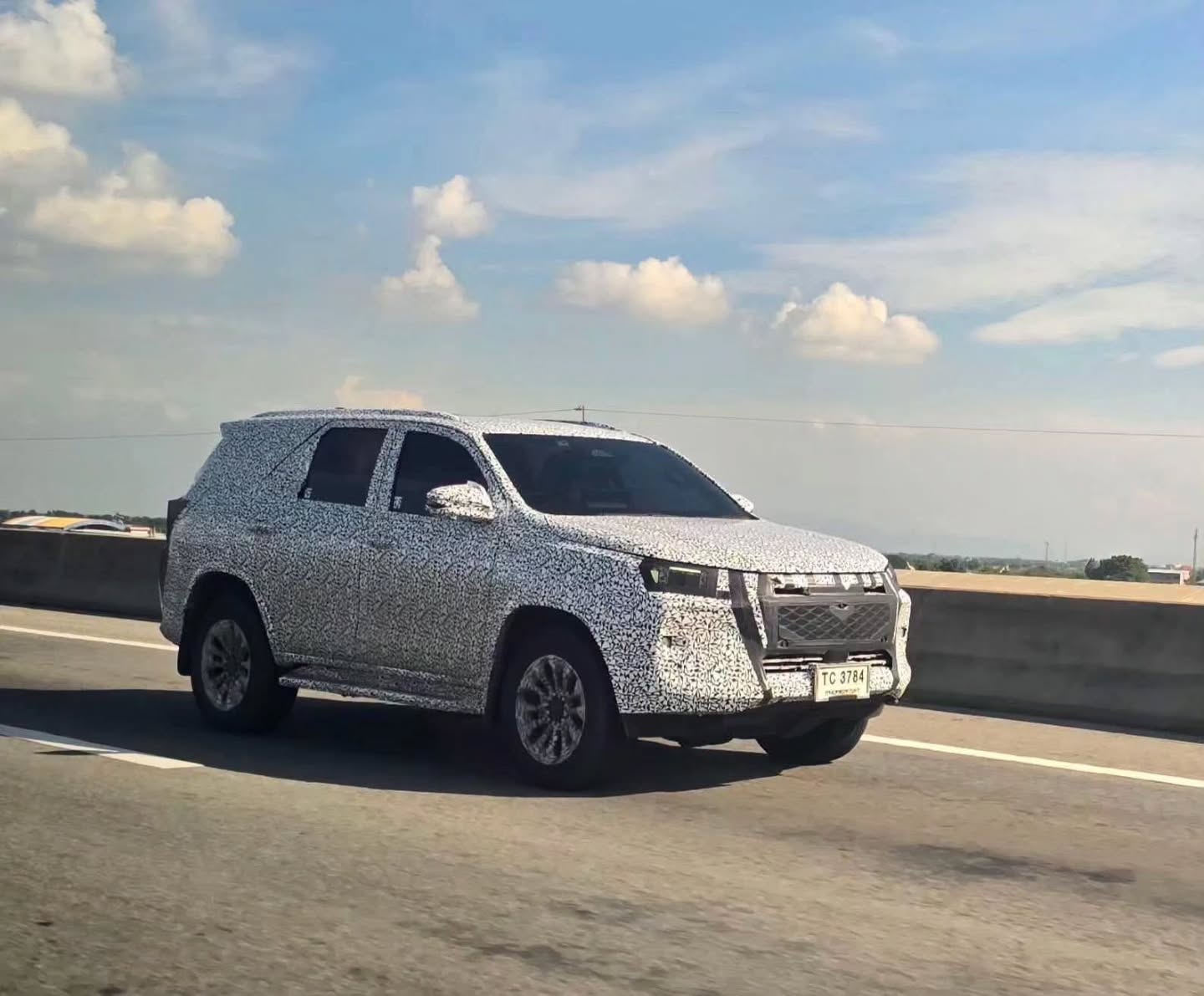 Toyota Fortuner thế hệ mới tiếp tục lộ diện tại Thái Lan: Đầu xe đổi thiết kế, chờ ngày đấu Ford Everest - Ảnh 1.