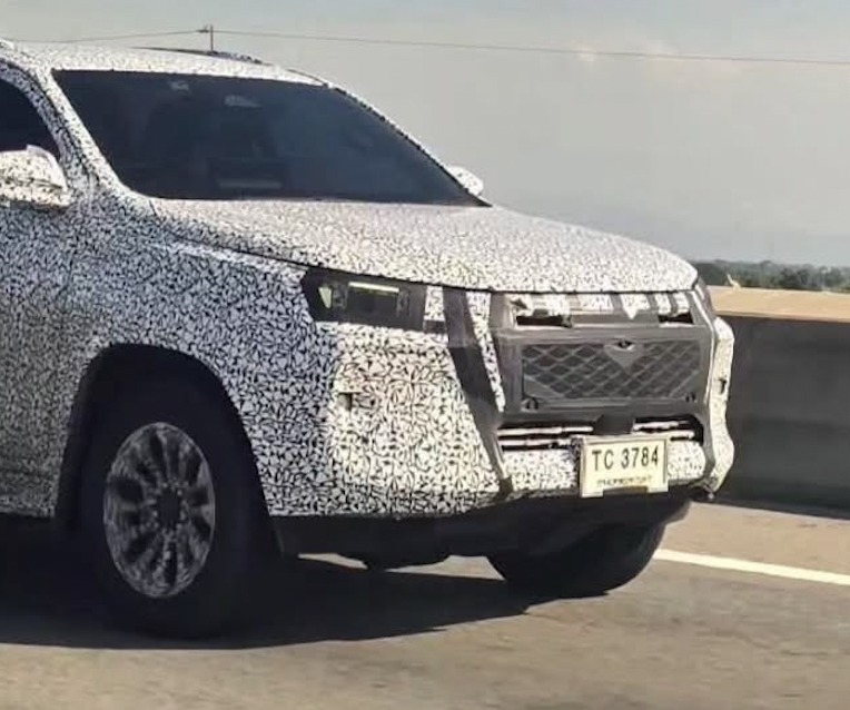 Toyota Fortuner thế hệ mới tiếp tục lộ diện tại Thái Lan: Đầu xe đổi thiết kế, chờ ngày đấu Ford Everest - Ảnh 2.