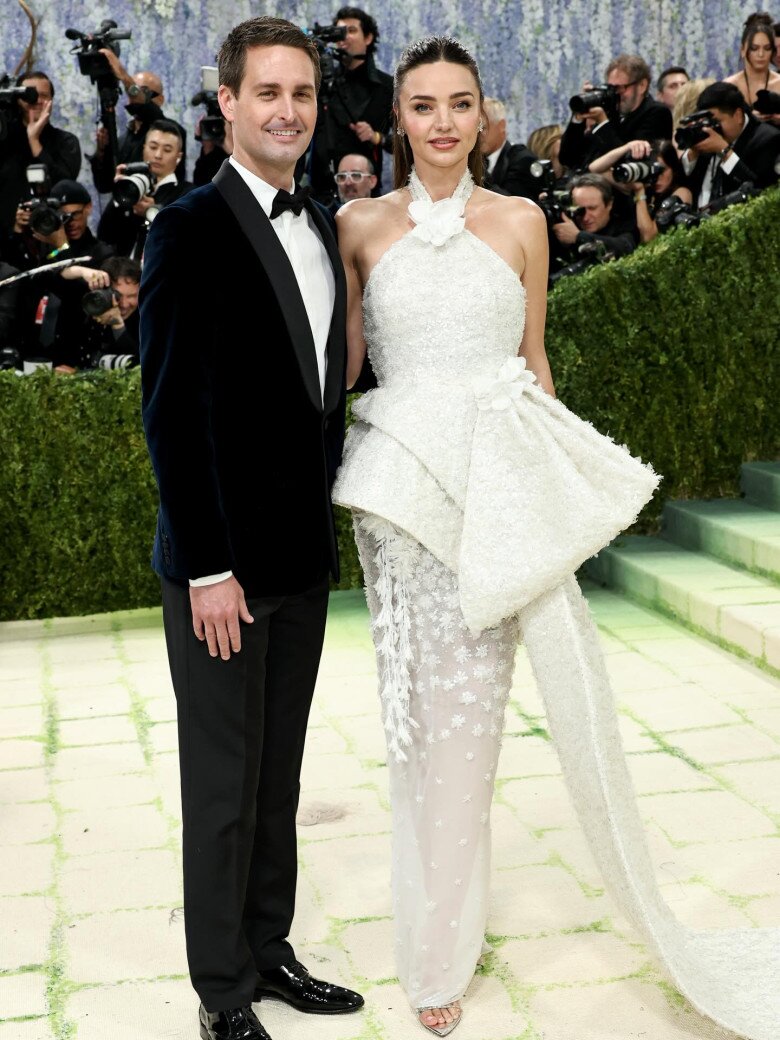 Tại Met Gala 2026, cô xuất hiện bên ông xã Evan Spiegel trong bộ váy Dior màu trắng, mang phong cách nữ tính và cổ điển. 