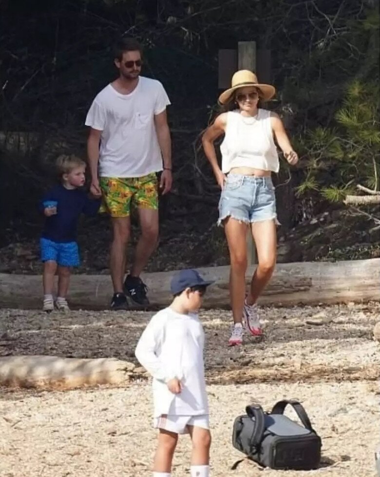 Siêu mẫu Miranda Kerr và tỷ phú công nghệ Evan Spiegel đưa các con đi nghỉ dưỡng ở Địa Trung Hải năm 2021.