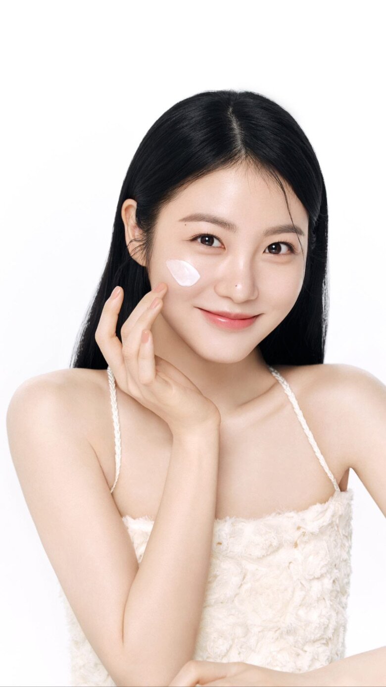 Để duy trì khả năng bảo vệ trước tia UV, bạn nên thoa đủ lượng theo hướng dẫn thay vì tiết giảm sản phẩm để lớp makeup trông mỏng nhẹ.