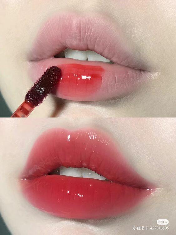 Lớp son bóng ánh hồng hoặc sắc đào nhạt tạo hiệu ứng bắt sáng, giúp đôi môi trông đầy đặn và tươi tắn hơn. Khi kết hợp cùng son lì, bạn có thể chấm nhẹ ở giữa môi để tăng độ căng mọng mà vẫn giữ được màu sắc chủ đạo.