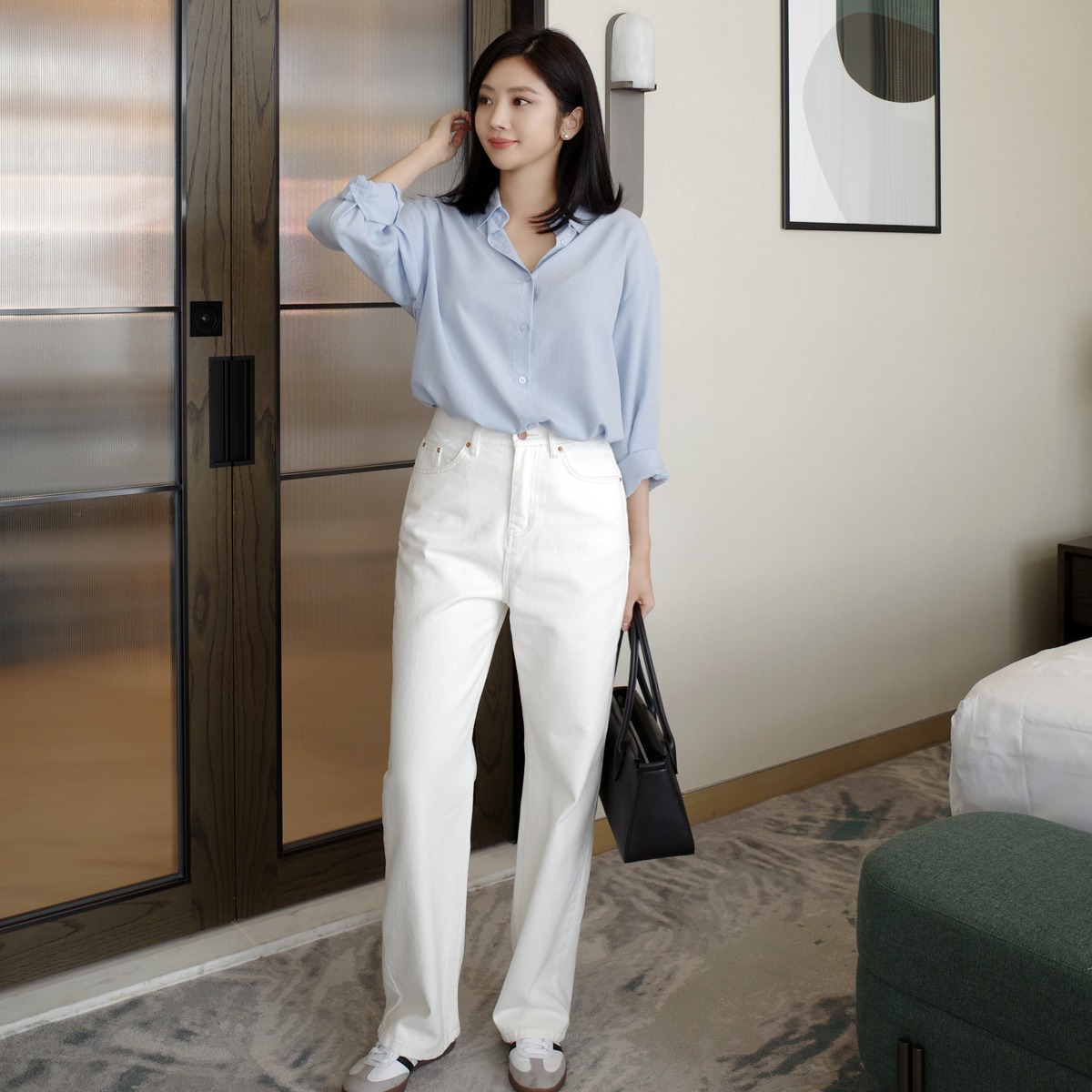 Sơ mi pastel phối jeans trắng mang đến diện mạo nhẹ nhàng, tươi tắn. Chị em nên chọn phom dáng vừa vặn, kết hợp giày búp bê và túi màu trung tính để thêm tinh tế.