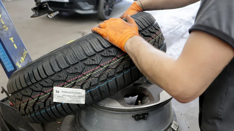 Bí mật dải màu xanh, đỏ, vàng trên lốp xe mới, không đơn giản chỉ có cho đẹp - Ảnh 1.