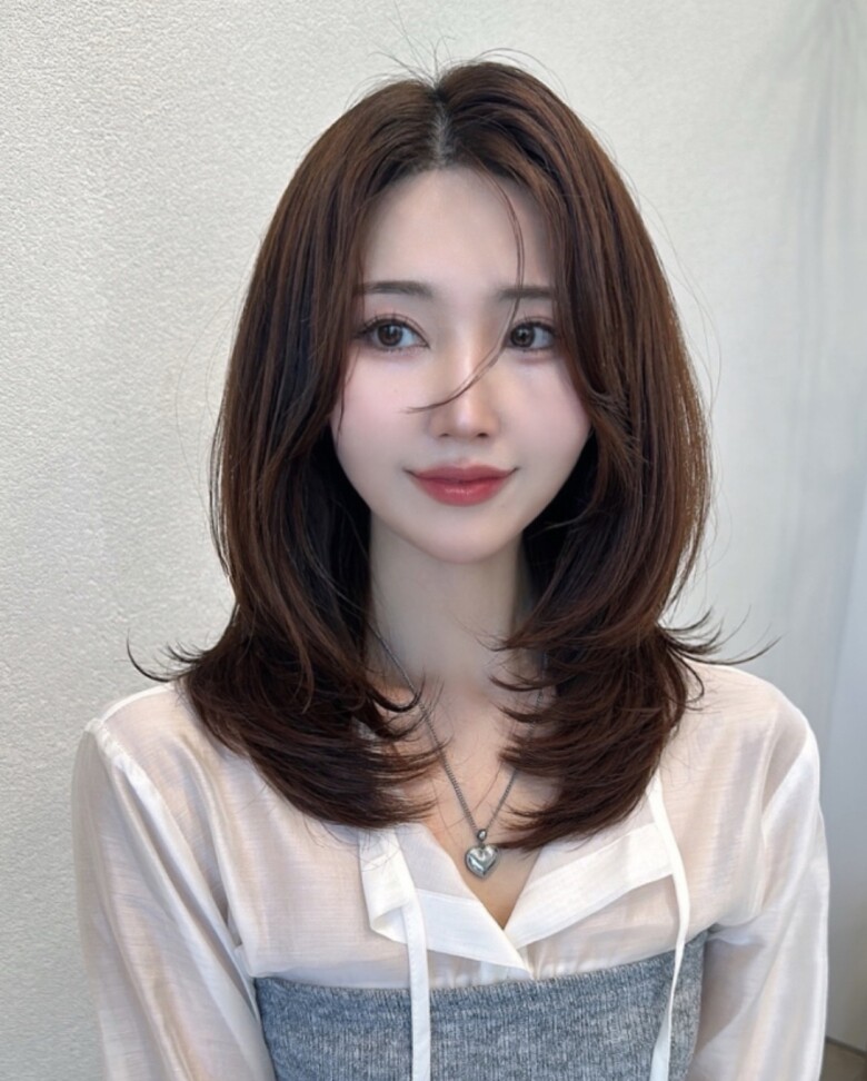 Tóc ngang vai đuôi cụp có phần đuôi ôm nhẹ khuôn mặt, tạo cảm giác gọn gàng, chỉn chu. Kiểu tóc nữ tính này phù hợp với nhiều phong cách trang phục khác nhau.