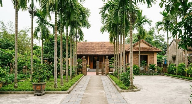 Cau là loài cây có tốc độ sinh trưởng chậm, thích hợp với môi trường ẩm và khô hạn. Lúc nhỏ cây ưa bóng, càng lớn càng ưa sáng.
