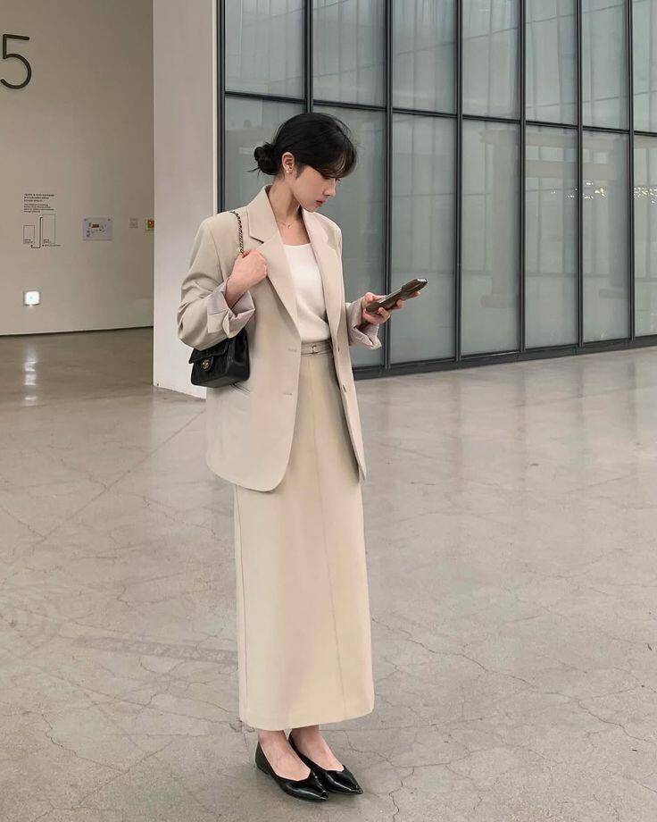 Blazer phối cùng chân váy dài giúp cân bằng nét cứng cáp của trang phục công sở với sự mềm mại, nữ tính. Những thiết kế có đường cắt may chuẩn xác, độ dài phù hợp sẽ giúp bộ đồ thêm chỉn chu mà không cần nhiều chi tiết trang trí.