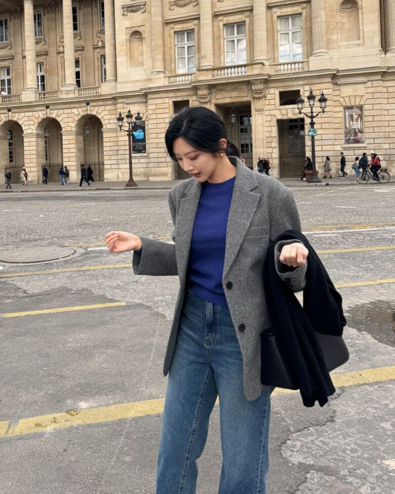 Áo len mỏng đi cùng quần ống suông là gợi ý lý tưởng cho những ngày thu se lạnh. Sự kết hợp giữa chất len mềm mại và phom quần đứng dáng tạo hiệu ứng thanh thoát.