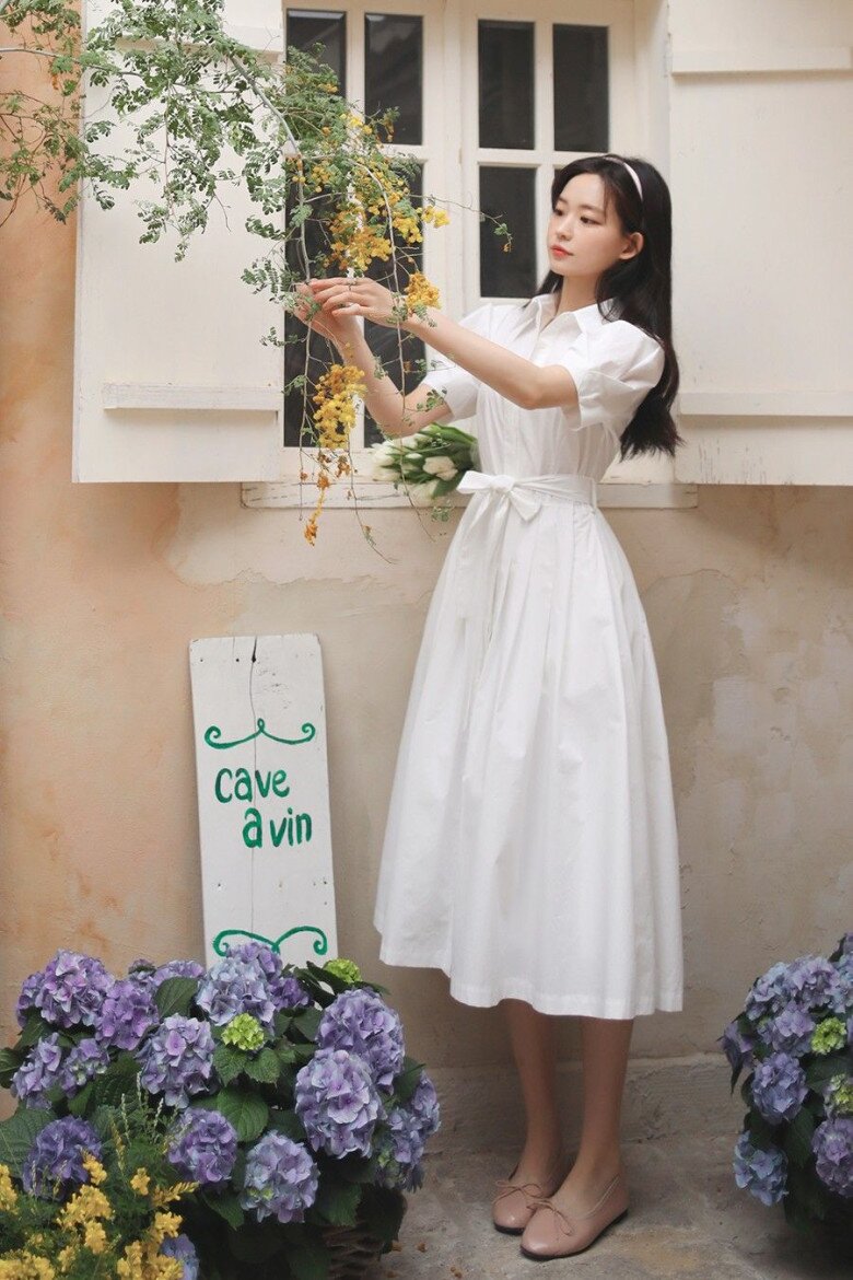 Váy liền đơn sắc ghi điểm nhờ khả năng tạo nên tổng thể thống nhất mà không mất nhiều thời gian lựa chọn trang phục. Các thiết kế có đường chiết eo vừa phải, chiều dài qua gối cùng giày mũi nhọn và có thể mix cùng túi phom cứng sẽ giúp vẻ ngoài tinh tế, phù hợp với môi trường văn phòng.