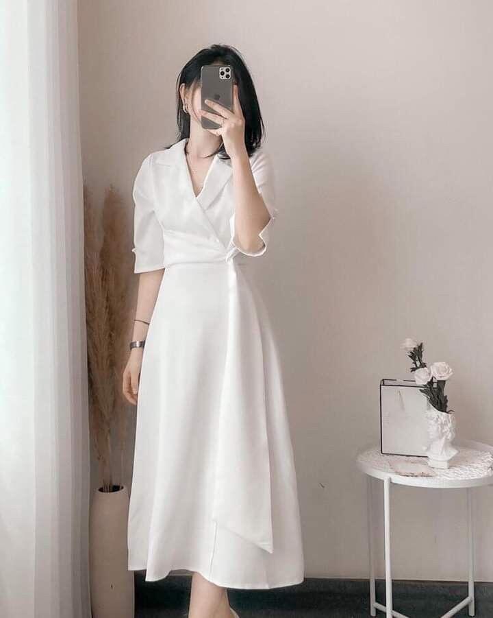 Trong khi đó, váy Wrap Dress với đường cắt vạt chéo tinh tế và dải thắt eo mềm mại lại tạo ra hiệu ứng thị giác đỉnh cao: phần cổ chữ V quyến rũ kéo sự chú ý vào vùng xương đòn thon gọn và phần ngực đầy đặn, khiến người đối diện hoàn toàn quên đi khuyết điểm ở vòng hai.
