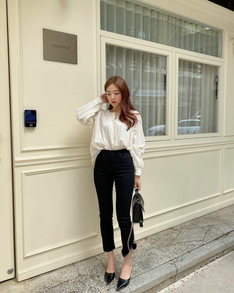 Chỉ cần cắm thùng nhẹ phần vạt trước vào cạp quần và thả lỏng vạt sau, bạn đã tạo ra một đường ranh giới eo ảo vừa phóng khoáng, vừa giấu được mỡ bụng hai bên hông.