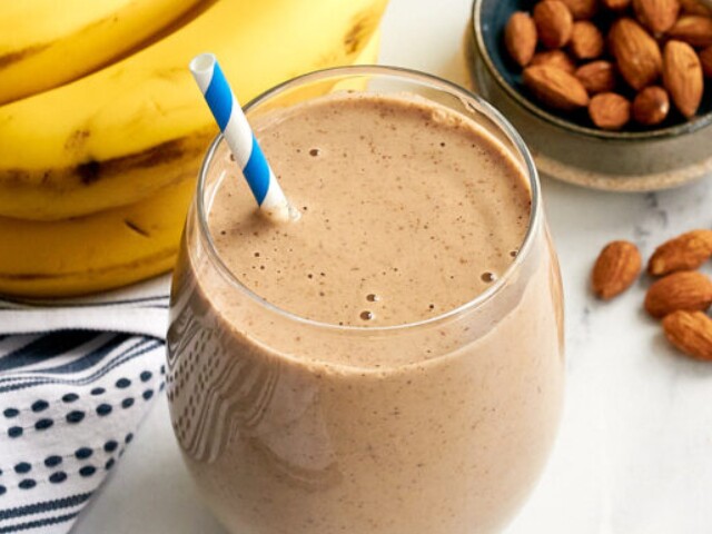 Sinh tố chuối và hạnh nhân cung cấp kali, vitamin E cùng chất béo không bão hòa, giúp bổ sung năng lượng và dưỡng chất cần thiết cho cơ thể.