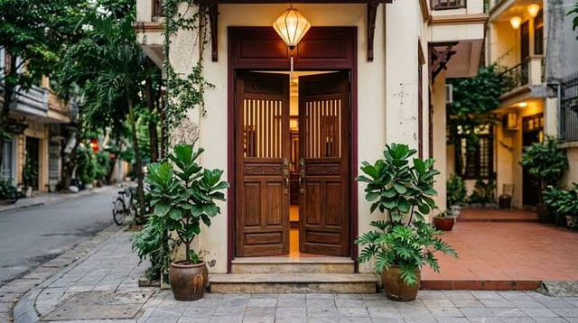 Cửa chính là bộ mặt của ngôi nhà, là nơi đầu tiên đón khí. Nếu khí vào không thuận, toàn bộ vận trình của gia đình có thể sẽ bị ảnh hưởng.