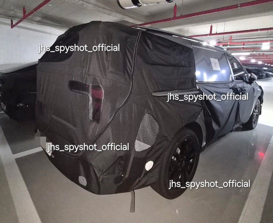 Kia Carnival thế hệ mới lộ diện: Mâm 20 inch, nội thất nhiều nâng cấp, dùng máy hybrid của Hyundai Tucson - Ảnh 1.