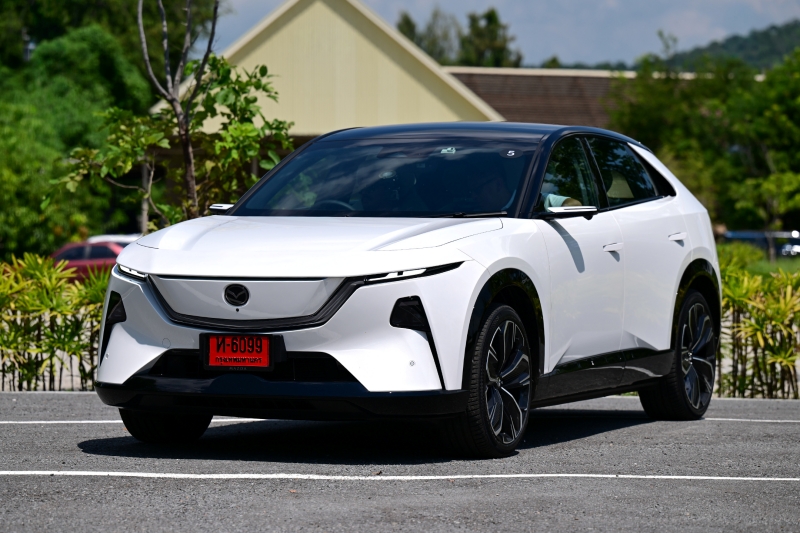 Mazda CX-6e ra mắt gần Việt Nam: Giá quy đổi từ 963 triệu đồng, lớn hơn CX-5, dáng coupe sành điệu, chạy 555km/sạc - Ảnh 1.