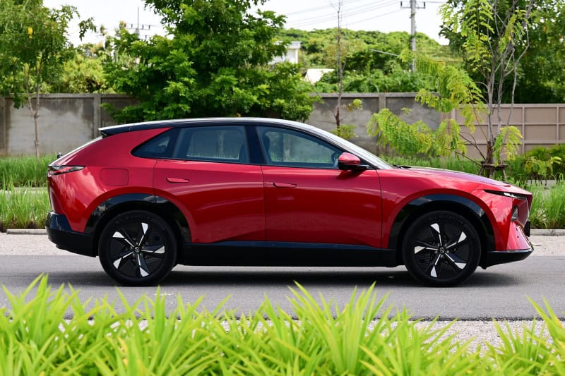 Mazda CX-6e ra mắt gần Việt Nam: Giá quy đổi từ 963 triệu đồng, lớn hơn CX-5, dáng coupe sành điệu, chạy 555km/sạc - Ảnh 2.