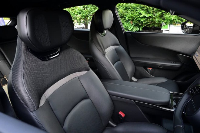 Mazda CX-6e ra mắt gần Việt Nam: Giá quy đổi từ 963 triệu đồng, lớn hơn CX-5, dáng coupe sành điệu, chạy 555km/sạc - Ảnh 11.