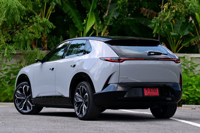 Mazda CX-6e ra mắt gần Việt Nam: Giá quy đổi từ 963 triệu đồng, lớn hơn CX-5, dáng coupe sành điệu, chạy 555km/sạc - Ảnh 16.