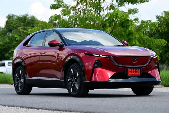Mazda CX-6e ra mắt gần Việt Nam: Giá quy đổi từ 963 triệu đồng, lớn hơn CX-5, dáng coupe sành điệu, chạy 555km/sạc - Ảnh 3.