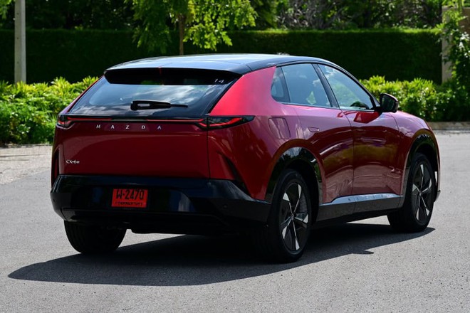 Mazda CX-6e ra mắt gần Việt Nam: Giá quy đổi từ 963 triệu đồng, lớn hơn CX-5, dáng coupe sành điệu, chạy 555km/sạc - Ảnh 4.