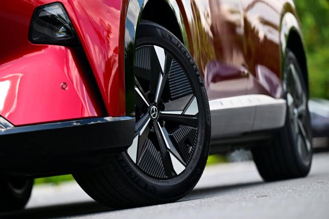 Mazda CX-6e ra mắt gần Việt Nam: Giá quy đổi từ 963 triệu đồng, lớn hơn CX-5, dáng coupe sành điệu, chạy 555km/sạc - Ảnh 6.