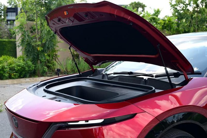 Mazda CX-6e ra mắt gần Việt Nam: Giá quy đổi từ 963 triệu đồng, lớn hơn CX-5, dáng coupe sành điệu, chạy 555km/sạc - Ảnh 7.