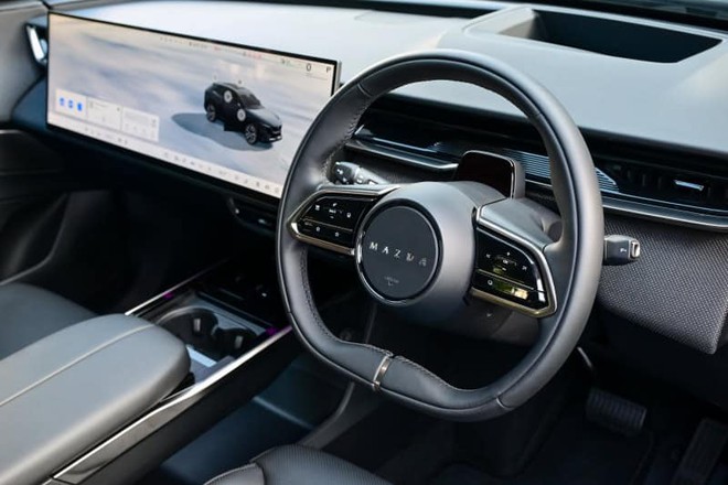 Mazda CX-6e ra mắt gần Việt Nam: Giá quy đổi từ 963 triệu đồng, lớn hơn CX-5, dáng coupe sành điệu, chạy 555km/sạc - Ảnh 8.