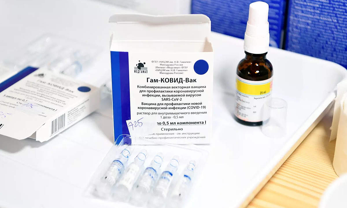 Vaccine Sputnik V được chuẩn bị tại điểm tiêm chủng Covid-19 ở Zilina, Slovakia vào tháng 6. Ảnh: Reuters.