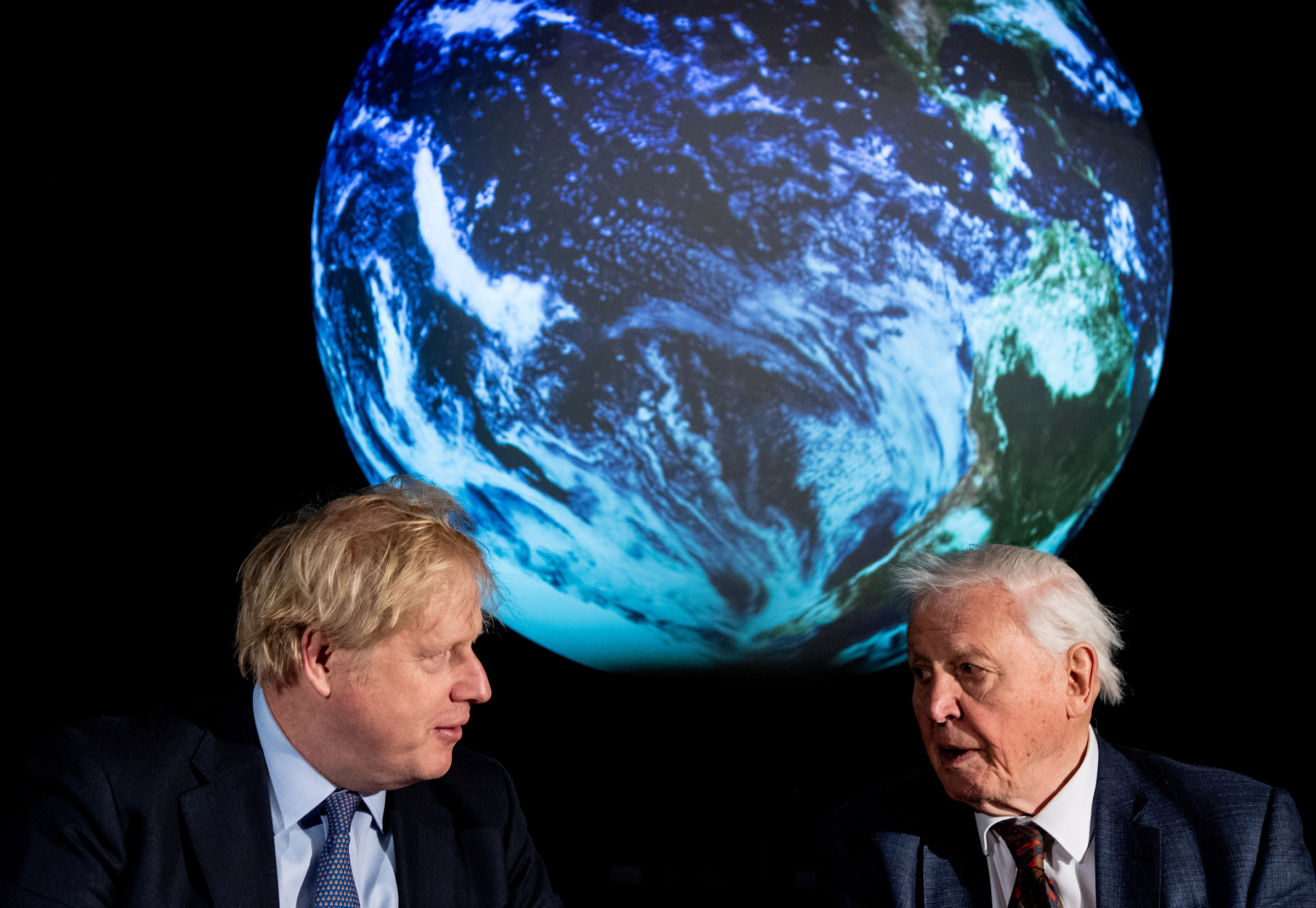 Thủ tướng Anh Boris Johnson (trái) trò chuyện cùng David Attenborough tại hội thảo phổ biến về COP26 ở Bảo tàng Khoa học London vào tháng 2/2020. Ảnh: Reuters.