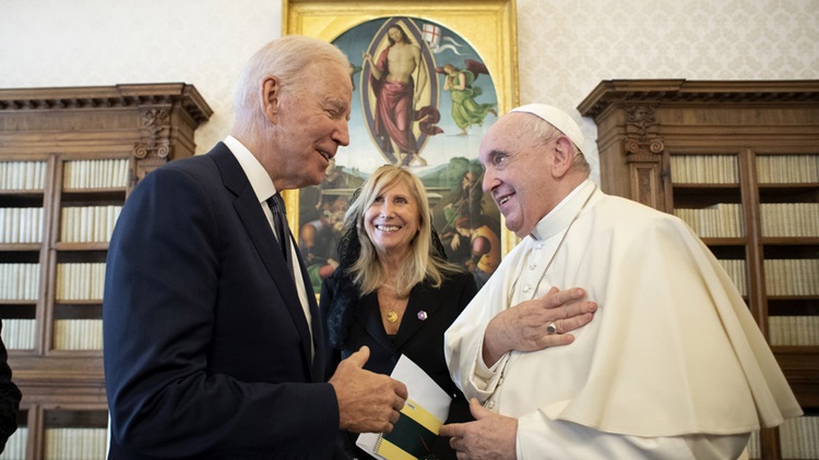 Tổng thống Mỹ Joe Biden (trái) gặp Giáo hoàng Francis ở Vatican hôm 29/10. Ảnh: AP.
