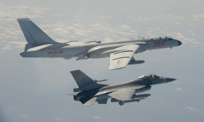 Tiêm kích F-16 Đài Loan giám sát oanh tạc cơ H-6 Trung Quốc hồi tháng 2. Ảnh: Lực lượng phòng vệ Đài Loan.