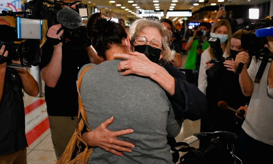 Một hành khách được người thân chào đón tại sân bay Sydney hôm 1/11. Ảnh: Reuters.