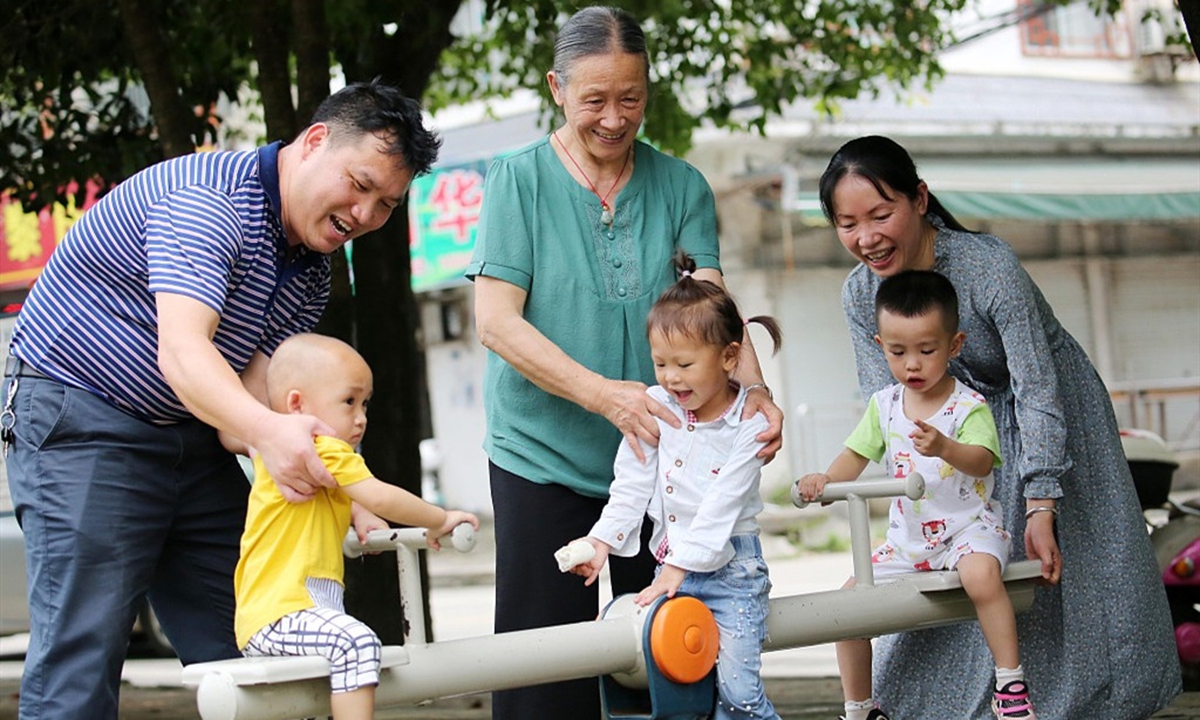 Trẻ em Trung Quốc vui đùa cùng người thân. Ảnh: VGC