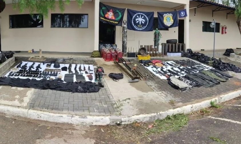 Số tang vật mà cảnh sát Brazil thu giữ trong vụ truy quét băng nhóm cướp ngân hàng ở Varginha, bang Minas Gerais, ngày 31/10. Ảnh: AFP